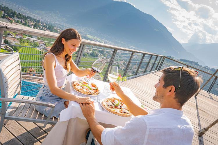 Pizzagenuss auf der Panoramaterrasse im Restaurant Römerkeller