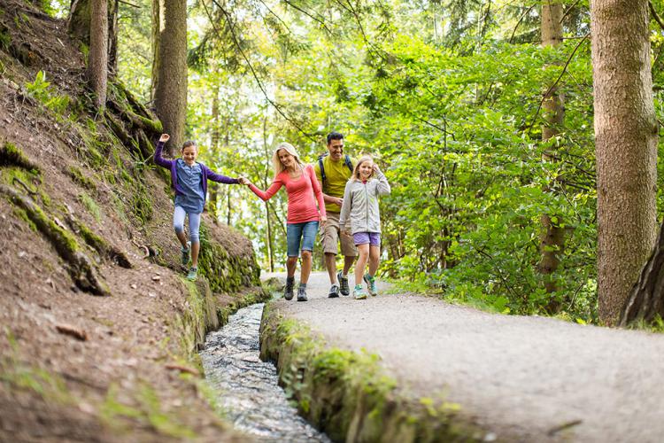 Familienwanderung auf dem Schenner Waalweg