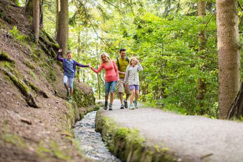 Escursione con la famiglia lungo il Waalweg di Scena (sentiero lungo la roggia)