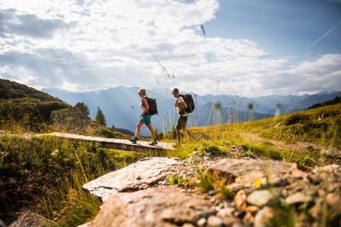 zwei Wanderer überqueren eine Brücke – Europäischer Fernwanderweg Nr. 5