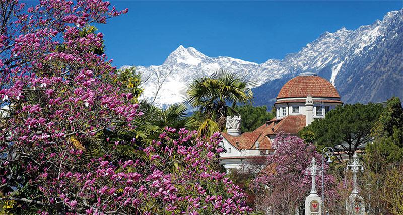 Kurhaus mit Magnolien