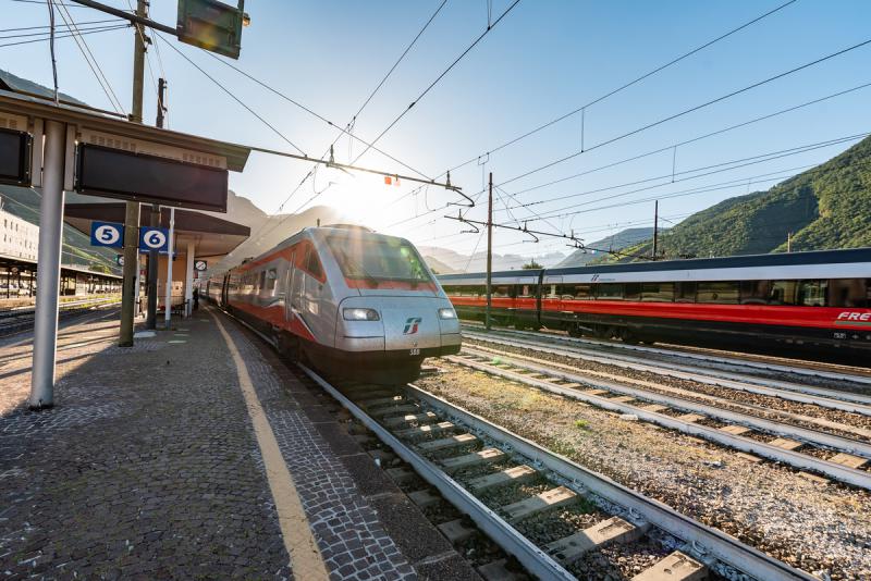 Zug auf dem Bahnhof in Bozen