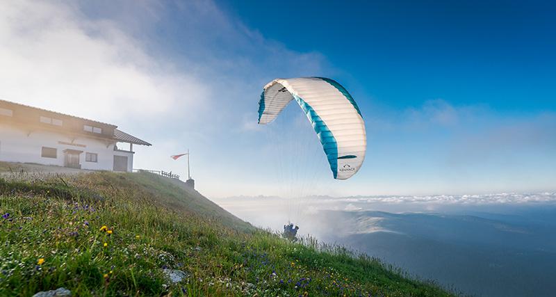 Paragliding beim Start am Hirzer