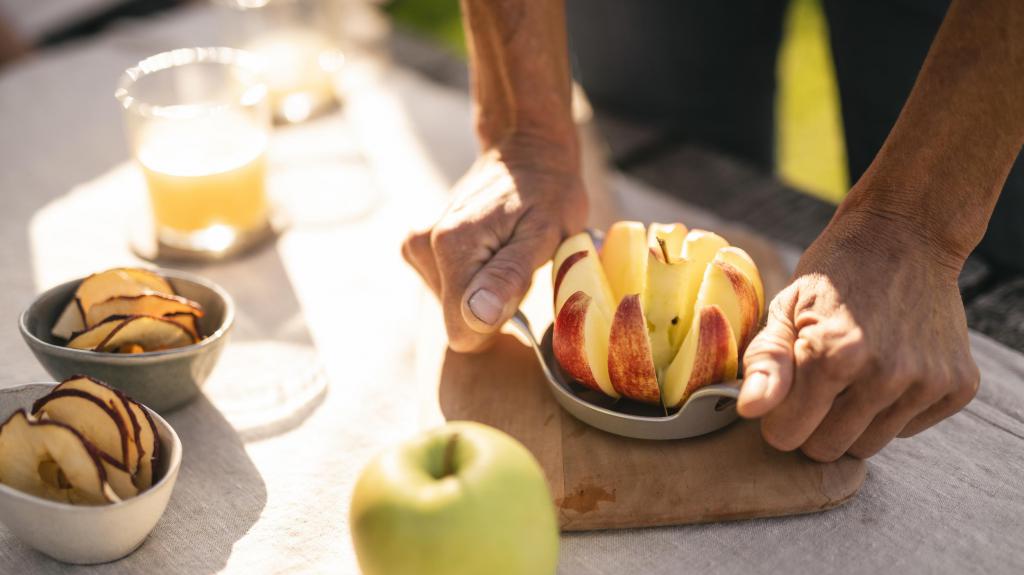 Apfel spalten mit einem Apfelschneider