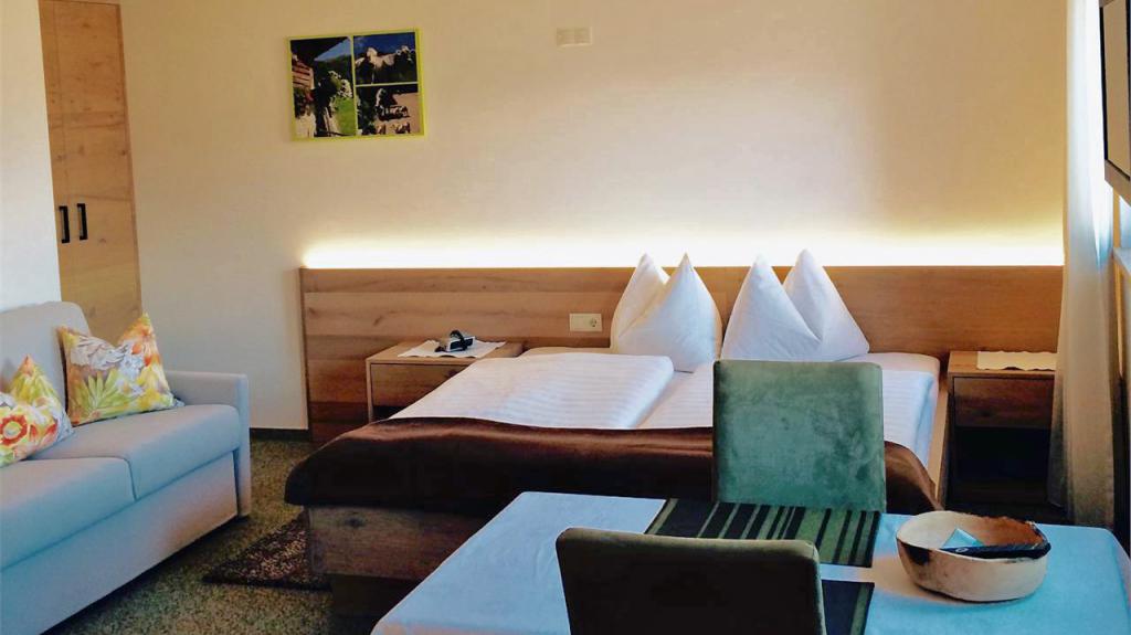 Appartamento monolocale con letto a due piazze, tavolo e piccolo divano