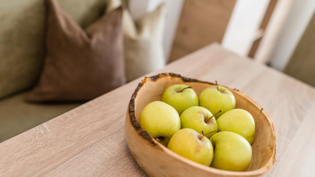 Ciotola di legno con mele