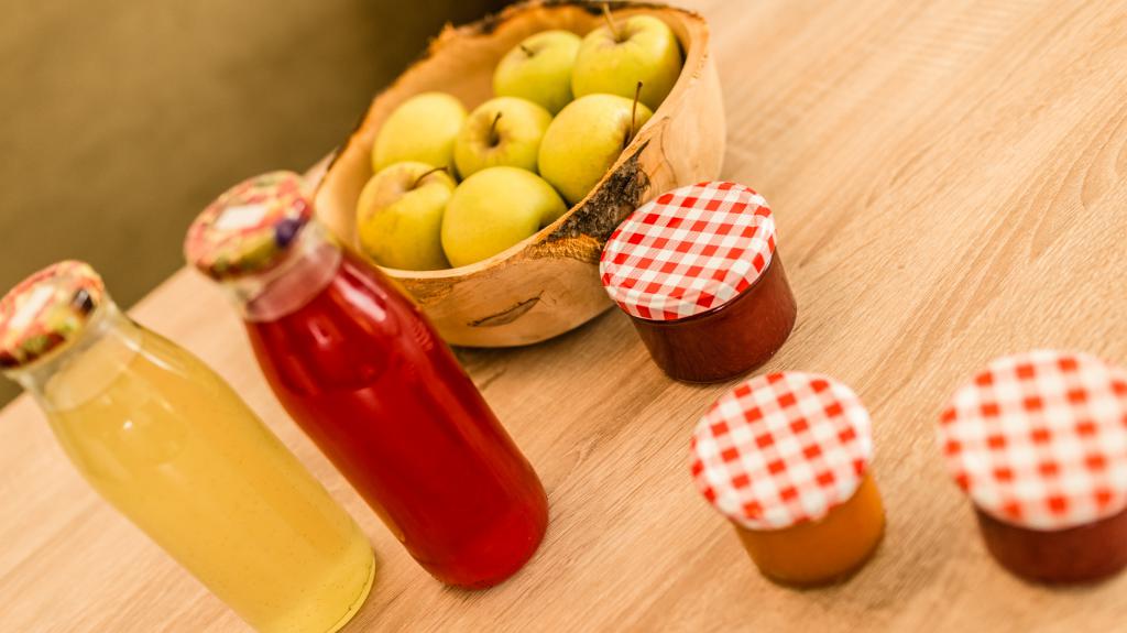 Hausgemachte Säfte und Marmeladen