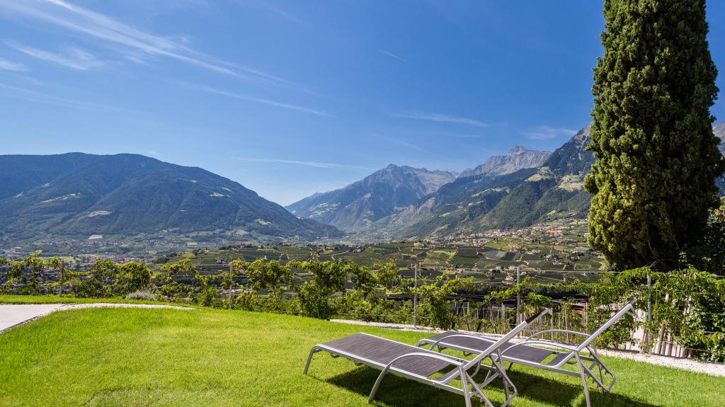 Prato con sdraio e vista sulle montagne circostanti